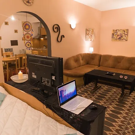 Cosy Accommodation In Top Center *